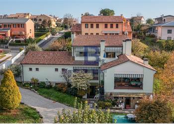 Villa in contesto collinare panoramico