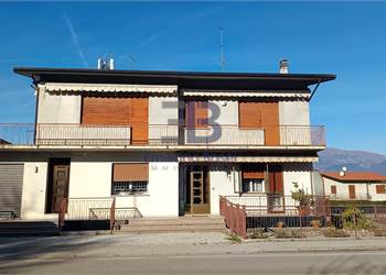 Abitazione indipendente con due appartamenti